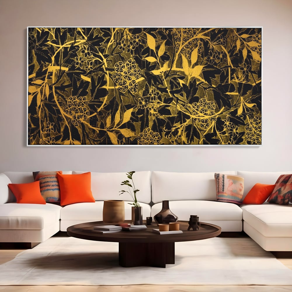 Tablou canvas cu model floral auriu pe fond negru, in rama de aluminiu argintiu, pe perete intr-un living
